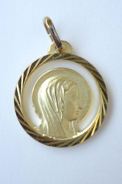 画像3: メダイ　横向きマリア　透かし丸型（裏：ルルドノ岩場）　 18mm　金色 (3)