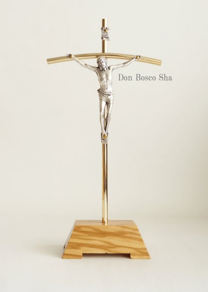 画像1: 卓上十字架　金属＋台座オリーブ　H23cm　 金色 (1)