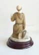 画像3: プラストマーブル製　アシジの聖フランシスコとオオカミ像（木製台座）カラー 19cm (3)