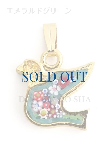 エメラルドグリーン