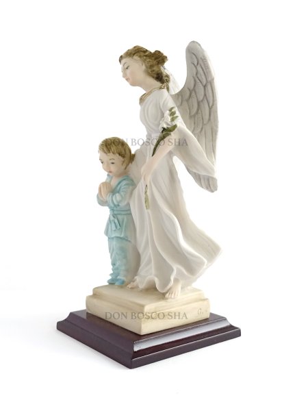画像2: ★20%OFF★ 守護の天使と男の子像 カラー(木製台座)※在庫1点のみ (2)