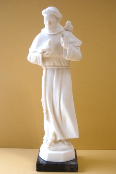 画像1: プラストマーブル製　聖フランシスコとハト像　約21cm 白　　　※店頭在庫1点のみ (1)
